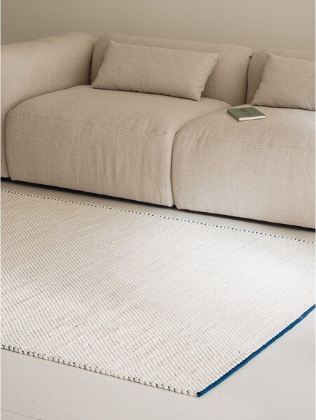 Covor albastru/bej țesut manual din lână 170x240 cm Lenu – noo.ma