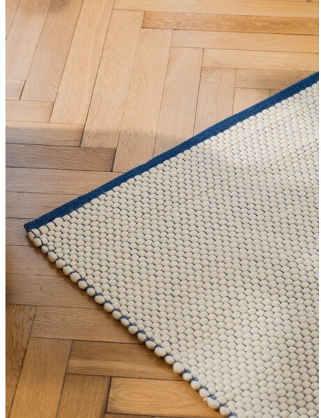 Covor albastru/bej țesut manual din lână 170x240 cm Lenu – noo.ma