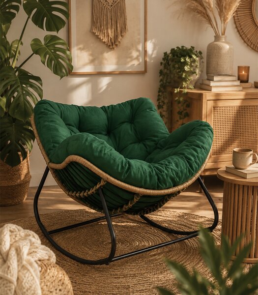 Un scaun balansoar relaxant, cu împletitură din ratan și o pernă verde