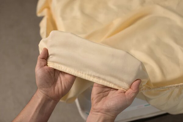 Cearceaf de pat cu elastic Microfibra 160x200cm +2 Fete Perna Crem