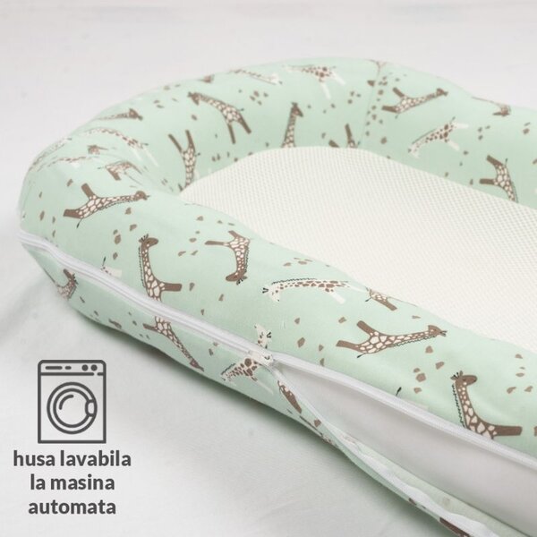 Baby nest ergonomic cu baza respirabila si husa detasabila din bumbac 100% Kidizi Airnest Giraffe