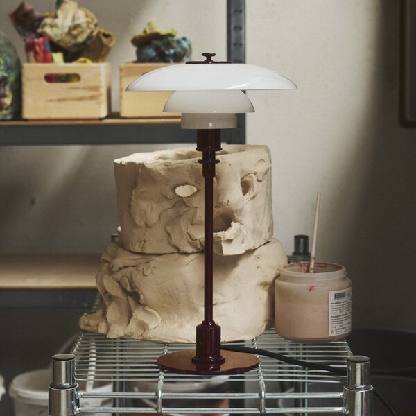 Louis Poulsen Lampa de masă PH 2/1, roșu-vin strălucitor, Ø 20 cm, Roșu, Camera de zi / sufragerie, Sticlă, Design