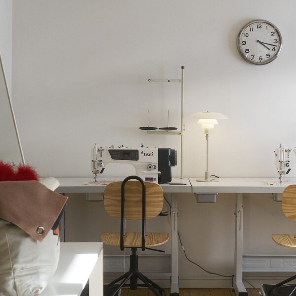 Louis Poulsen Lampa de masă PH 3/2, bej lucios, Ø 28 cm, Bej, Camera de zi / sufragerie, Sticlă, Design