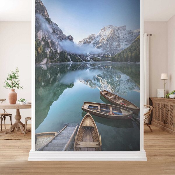 Fototapet Bărcile se odihnesc pe un lac de munte liniștit, Populare fototapet, Populare fototapet, u44826 - Muralas.ro
