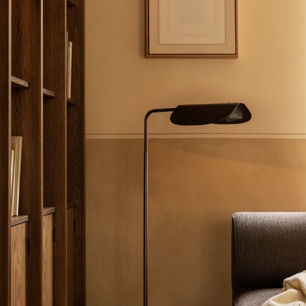Audo Copenhagen Lampadar Wing, bronz, înălțime 113 cm, reglabil, reglabil, Bronz / Alamă Veche, Camera de zi / sufragerie, Aluminiu, Design