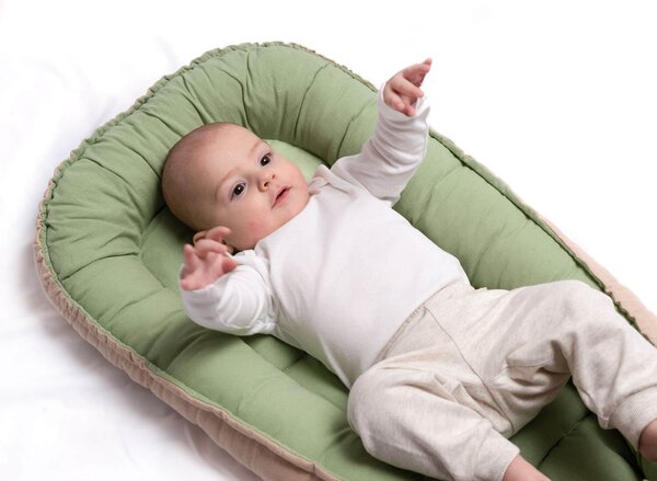 Cosulet bebelus pentru dormit din tesatura de in Kidizi Baby Nest Cocoon 90x50 cm Olive