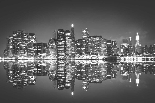 Fototapet Skyline oraș pe timp de noapte cu lumini care se reflectă pe apă, Fototapet arhitectură, Fototapet populare, u56970 - Tapeko.ro