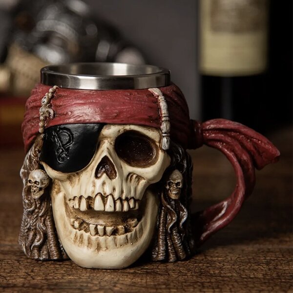Halba de bere metalica Pufo Crazy Pirate in forma de craniu, 380 ml