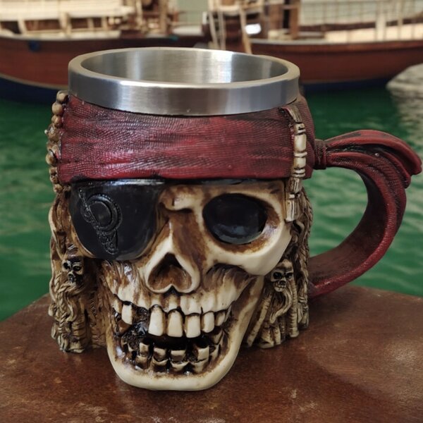 Halba de bere metalica Pufo Crazy Pirate in forma de craniu, 380 ml