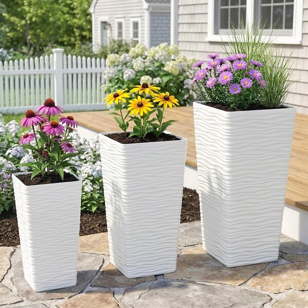 Outsunny Set de 3 Ghivece de Exterior Suprapozabile cu Model Ondulat, Ghivece Pătrate din Plastic pentru Flori cu Orificii de Drenaj, 42/55/65 cm, Alb, Negru, Maro | Aosom Romania