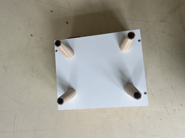 AIYAPLAY Noptieră pentru Copii 3-8 Ani cu Compartiment de Depozitare, Picioare din Pin, Mâner Nor, 34x31x25 cm, Alb | Aosom Romania
