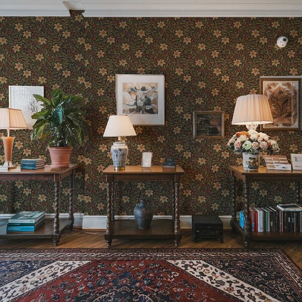 Tapet Fundal închis cu flori galbene și roșii în stil Art Nouveau, Tapet flori, a00293 : Uwalls.ro