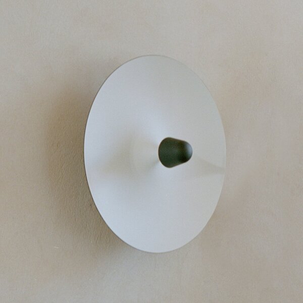 New Works Aplică LED „Kantarell”, negru/alb, Ø 55 cm, reglabil, Negru, Camera de zi / sufragerie, Aluminiu, Design