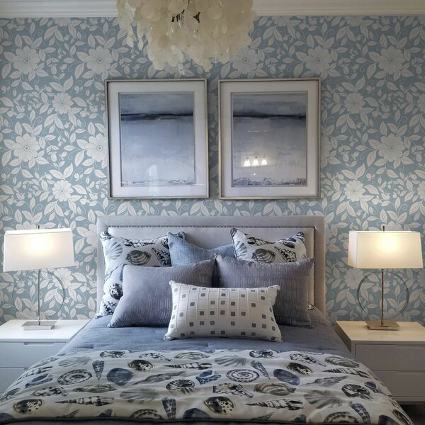Tapet Contur floral alb pe un fundal albastru pastel, Tapet flori, a00452 : Uwalls.ro