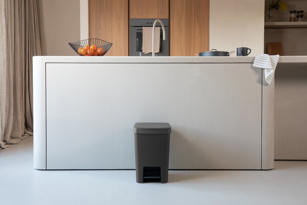 Brabantia StepUp recipient pentru resturi 25 l negru-gri 800269