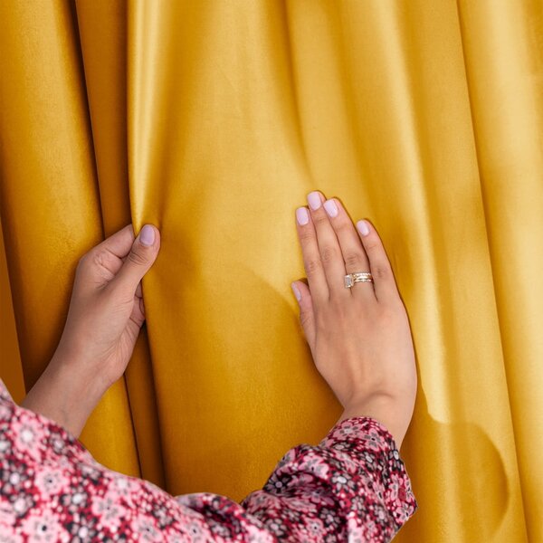 Draperie galbenă dimout (semi-opacă) din catifea 140x245 cm Eyelets – Restilo