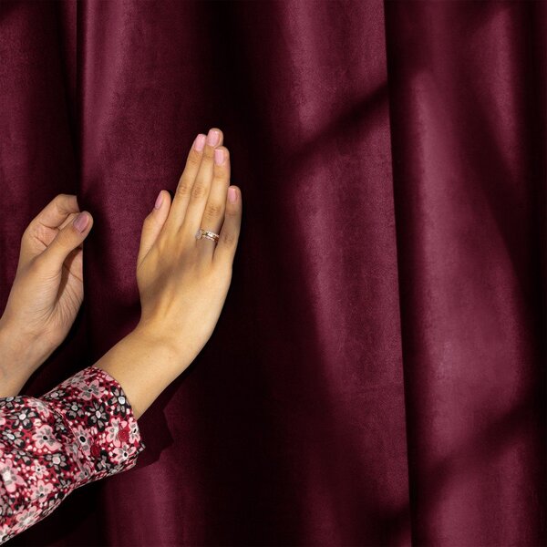 Draperie burgundy dimout (semi-opacă) din catifea 140x245 cm Pleat – Restilo