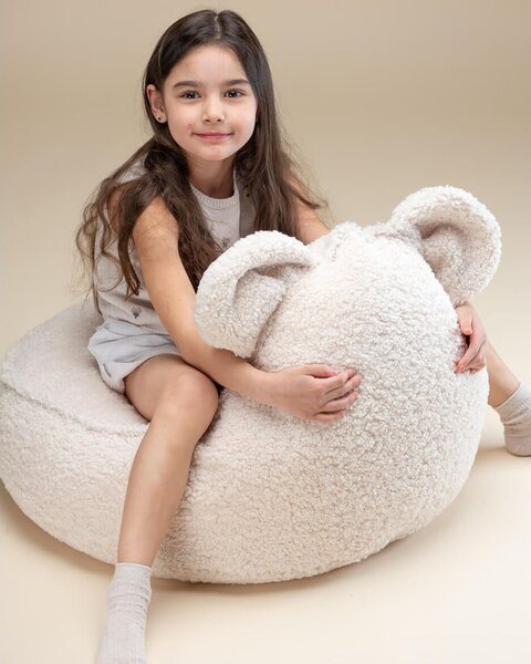 Fotoliu puf pentru copii crem cu tapițerie din țesătură bouclé Bear – Wigiwama