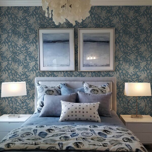 Tapet Flori crem liniare pe fond albastru, volute delicate, Tapet flori, a00630 : Uwalls.ro