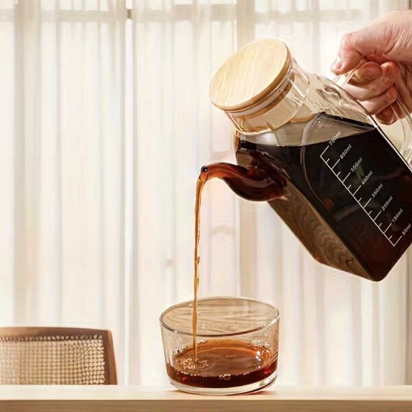 Oliviera gradata Pufo din sticla borosilicata cu maner si capac din bambus, 750 ml – recipient pentru ulei, otet si lichide