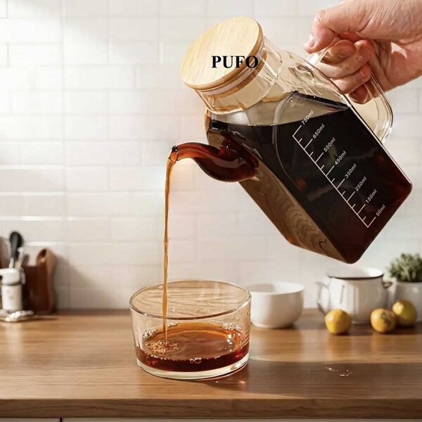 Oliviera gradata Pufo din sticla borosilicata cu maner si capac din bambus, 750 ml – recipient pentru ulei, otet si lichide