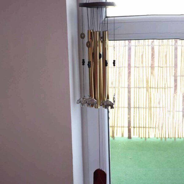 Clopotel de vant cu 6 tuburi sonore metalice aurii pentru casa sau gradina, model Feng-Shui cu 6 elefanti si monede