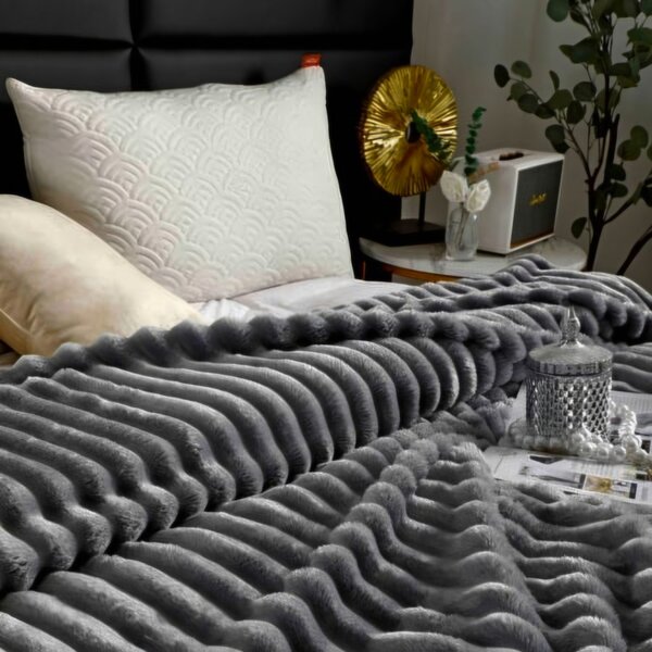 Patura Cocolino pufoasa cu dungi 200 x 230 cm, gri inchis
