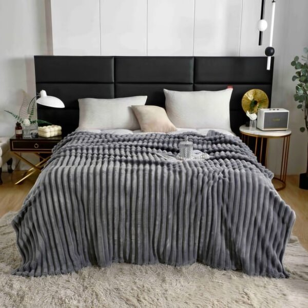 Patura Cocolino pufoasa cu dungi 200 x 230 cm, gri inchis