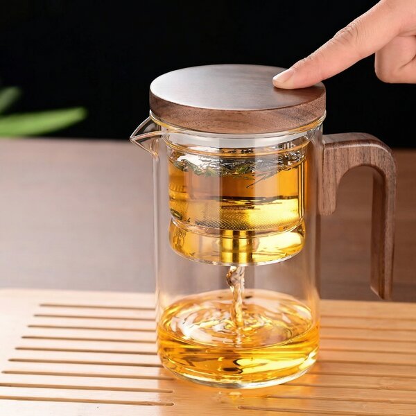 Ceainic din sticlă cu infuzor și buton pe mâner, capac și mâner de lemn, 600 ml