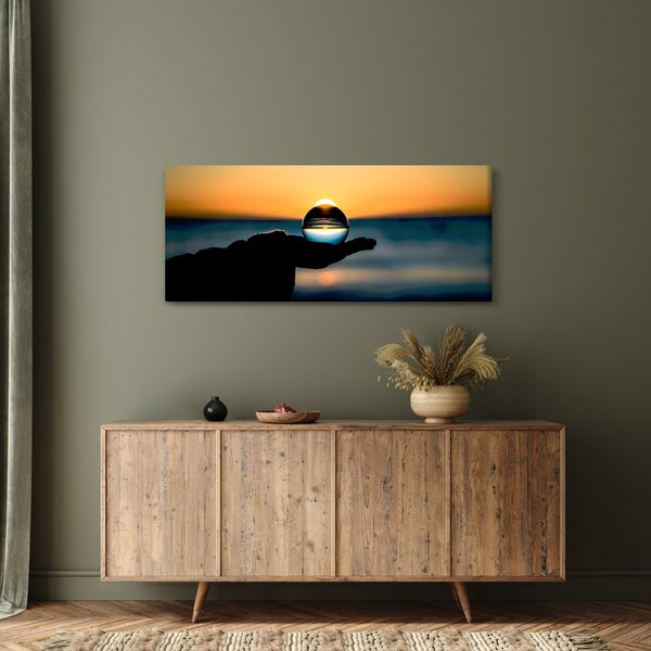 Tabloul cu bilă din sticlă în palmă (120x50 cm)