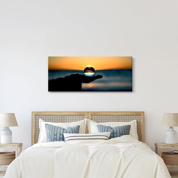 Tabloul cu bilă din sticlă în palmă (120x50 cm)