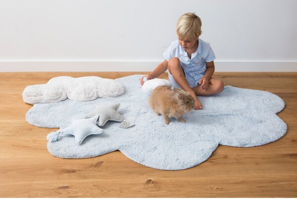 Covor pentru copii albastru deschis lavabil/țesut manual din bumbac 110x170 cm Puffy Dream – Lorena Canals
