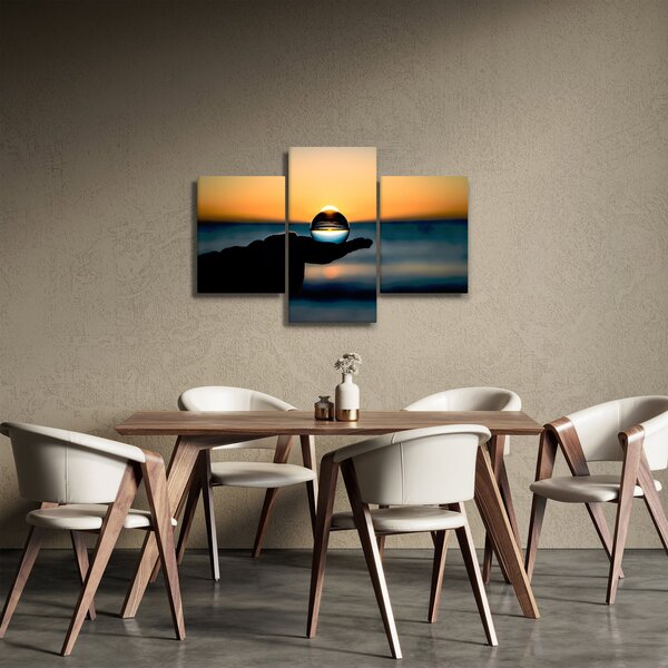 Tabloul cu bilă din sticlă în palmă (90x60 cm)