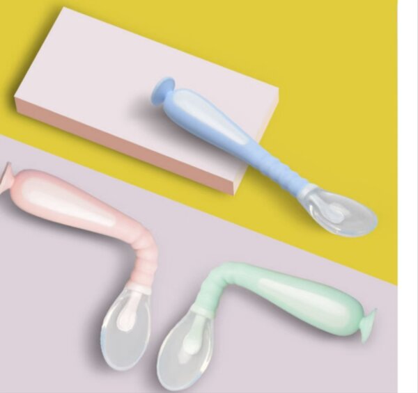 Lingurita bebe din silicon moale, cu maner flexibil, ventuza la baza si husa pentru depozitare Kidizi roz, 9 luni+, fara BPA