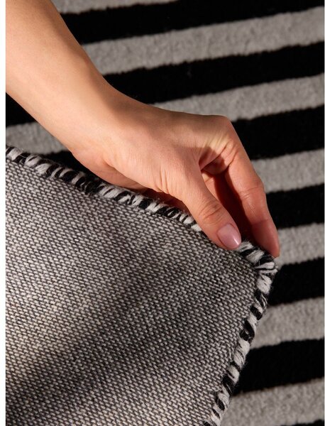 Covor alb-negru țesut manual din lână 120x180 cm Stryve Flux – Elle Decoration