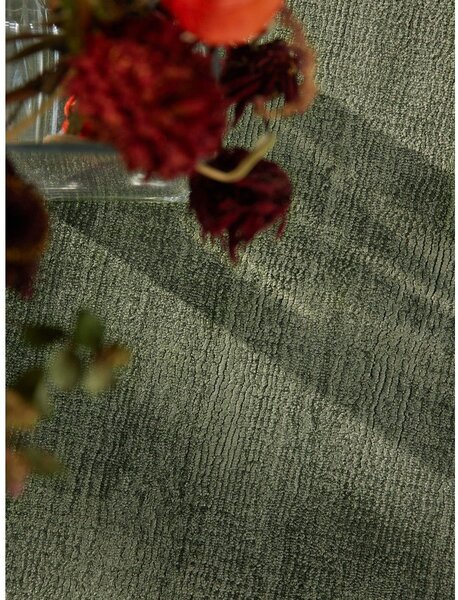 Covor verde țesut manual din viscoză 80x150 cm Noemi – Vikosa