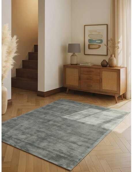 Covor albastru deschis țesut manual din viscoză 80x150 cm Noemi – Vikosa