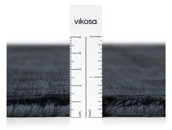 Covor negru țesut manual din viscoză 80x150 cm Noemi – Vikosa
