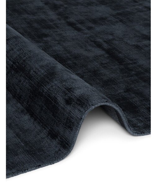 Covor negru țesut manual din viscoză 80x150 cm Noemi – Vikosa