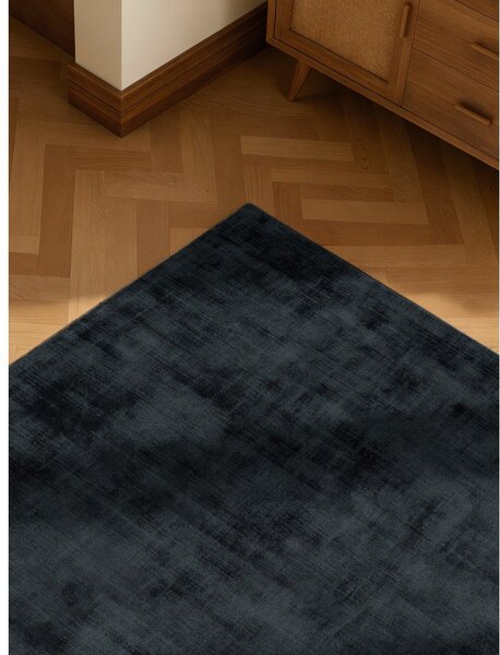 Covor negru țesut manual din viscoză 80x150 cm Noemi – Vikosa