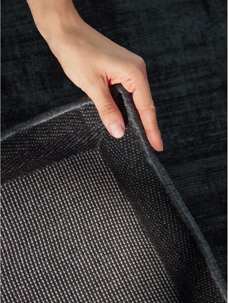 Covor negru țesut manual din viscoză 80x150 cm Noemi – Vikosa
