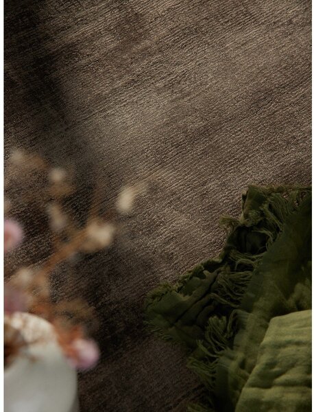 Covor maro țesut manual din viscoză 120x180 cm Noemi – Vikosa
