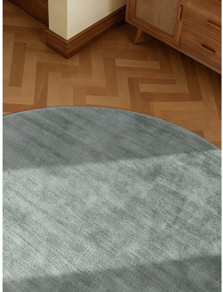 Covor albastru deschis țesut manual rotund din viscoză ø 120 cm Noemi – Vikosa