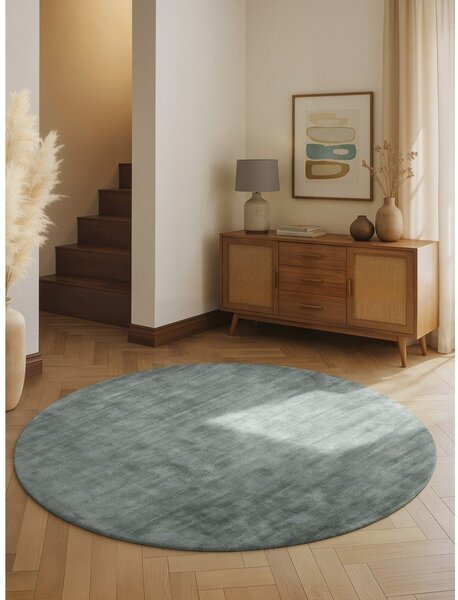 Covor albastru deschis țesut manual rotund din viscoză ø 120 cm Noemi – Vikosa