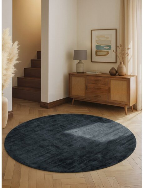 Covor negru țesut manual rotund din viscoză ø 120 cm Noemi – Vikosa