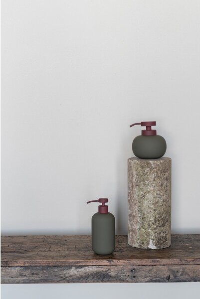 Dozator de săpun lichid verde închis din ceramică 120 ml Lotus Play – Mette Ditmer Denmark