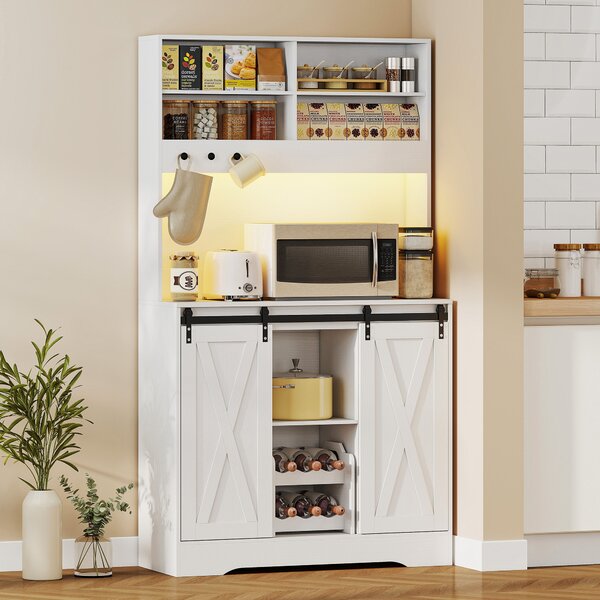 HOMCOM Servantă de Bucătărie Rustică 180 cm, Dulap cu Priză de Alimentare, Lumini LED, Suport pentru Sticle, Suprafață pentru Cuptor cu Microunde, Rafturi Deschise, Uși Glisante, Orificiu pentru Cabluri, Alb | Aosom Romania