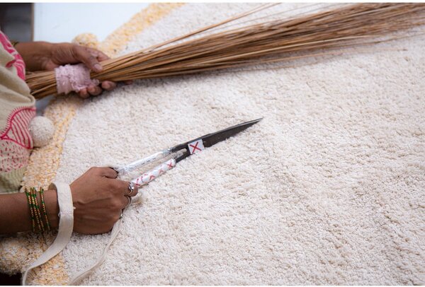 Covor pentru copii bej lavabil/țesut manual din bumbac ø120 cm Bubbly Honey – Lorena Canals
