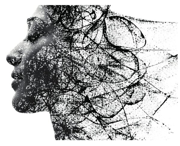 Tapet femeie cu elemente abstracte