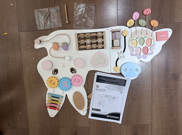 AIYAPLAY Busy Board Montessori de Perete din Lemn pentru Copii 1,5-6 Ani, Tematică Iepuraș de Paște, Alb | Aosom Romania
